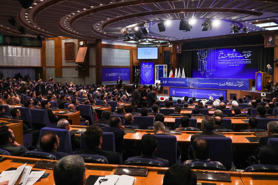 همزمان با روز قانون اساسی و باحضور رئیس‌جمهور و جمعی از اعضای شورای نگهبان؛ همایش حقوق ملت و آزادی‌های مشروع در منظومه فکری آیت‌الله العظمی خامنه‌ای برگزار شد