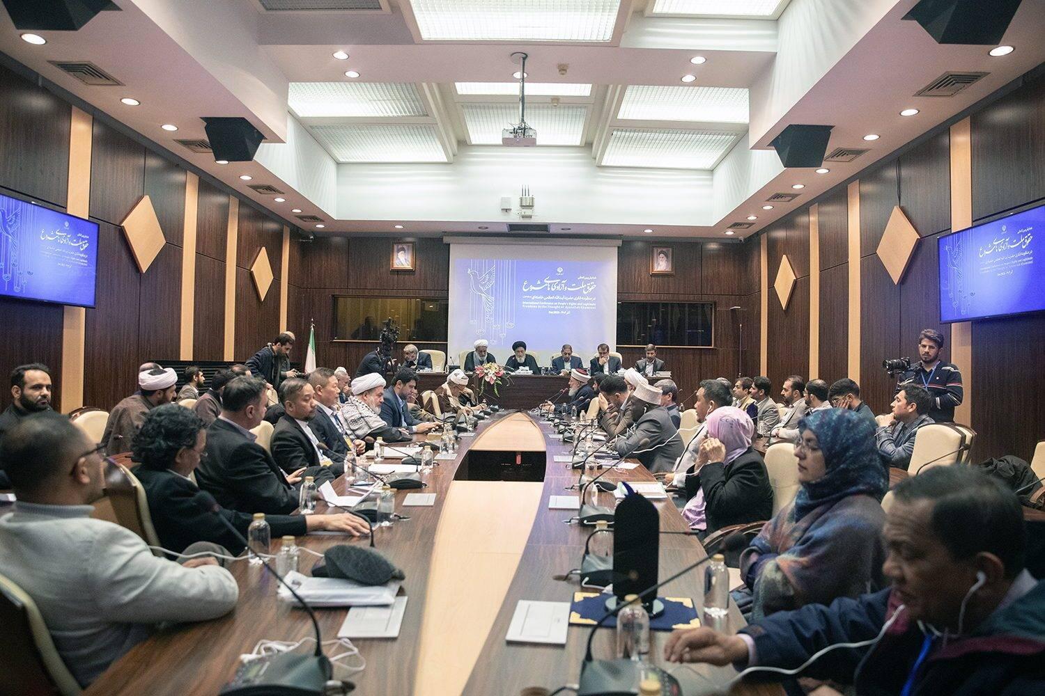 نشست میهمانان خارجی همایش بین المللی حقوق ملت و آزادی های مشروع با جمعی از اعضای شورای نگهبان/ آیت الله مدرسی یزدی: تبیین حقوق بشر بر مبنای معیارهای اسلامی راهکار رشد انسانیت و مقابله با توطئه استکبار نوین است/ اجماع علما و پژوهشگران: آزادی در پرتو عدالت اسلامی؛ راهکار مقابله با تفرقه و سلطه غرب